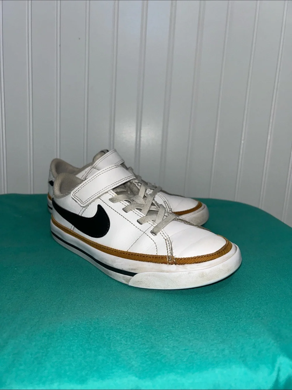 Nike Court Legacy -Tennis style shoe- SZ: 1Y